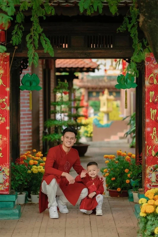 Vo Ho Tan Tai mac ao dai cung chong con du xuan-Hinh-4