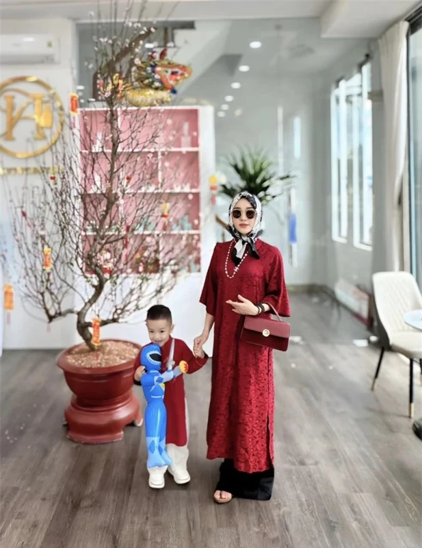 Vo Ho Tan Tai mac ao dai cung chong con du xuan-Hinh-7