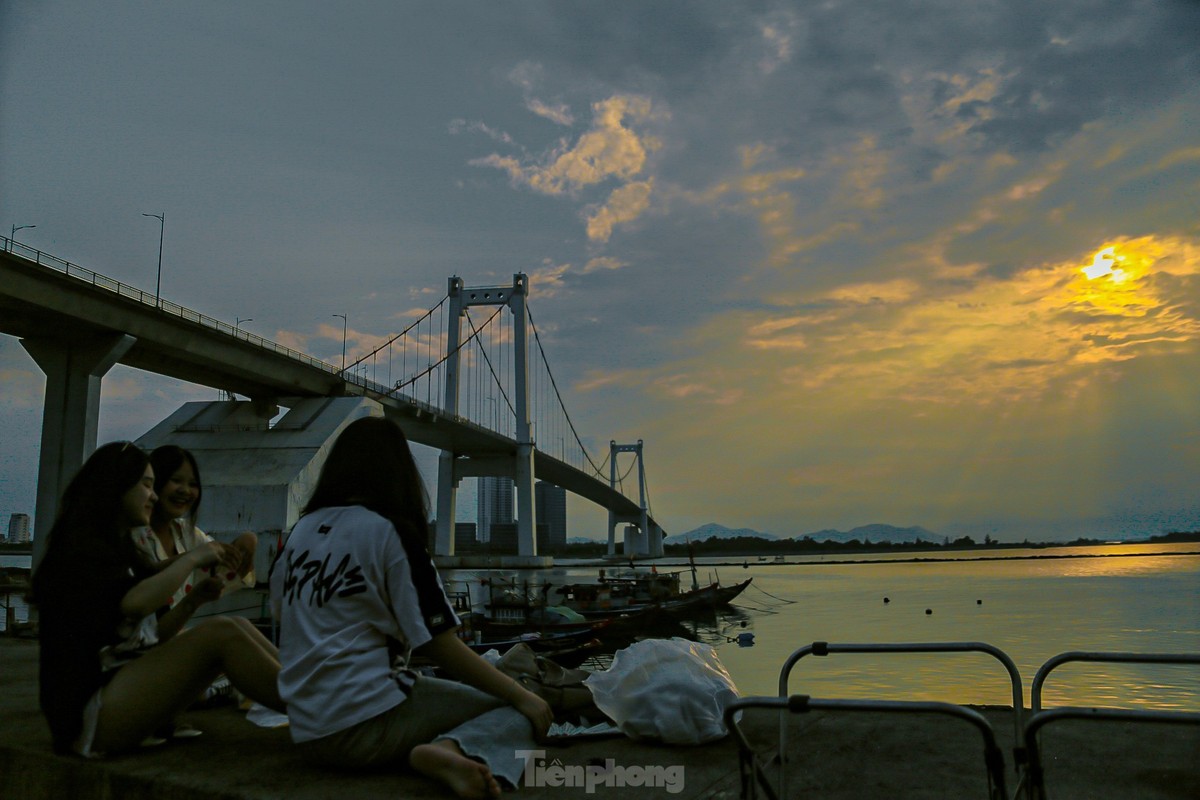 View - 	Giới trẻ Đà Nẵng thích ngắm hoàng hôn dưới chân cầu Thuận Phước