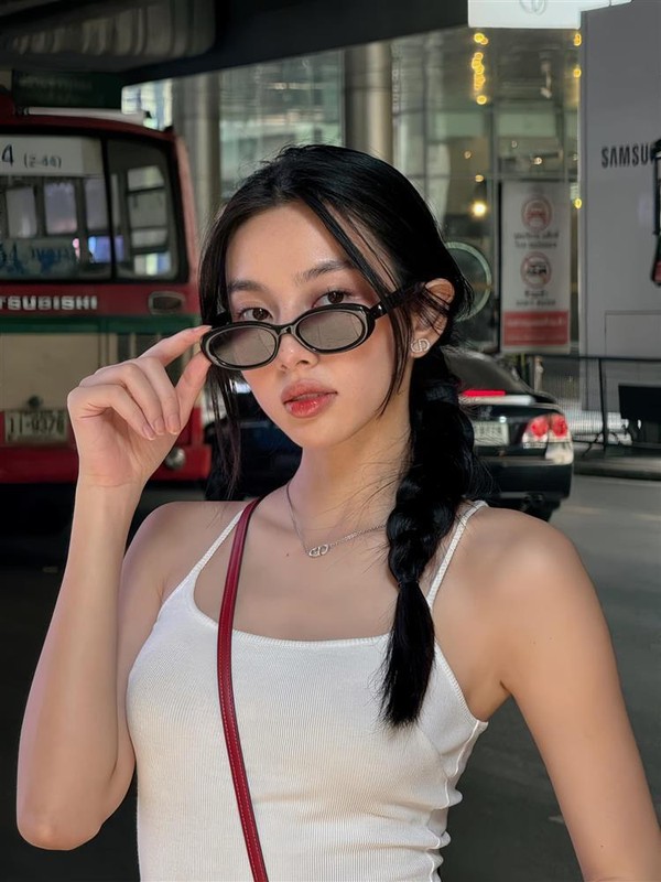 View - 	Bí quyết diện croptop khoe vòng eo 58 của Hoa hậu Thùy Tiên