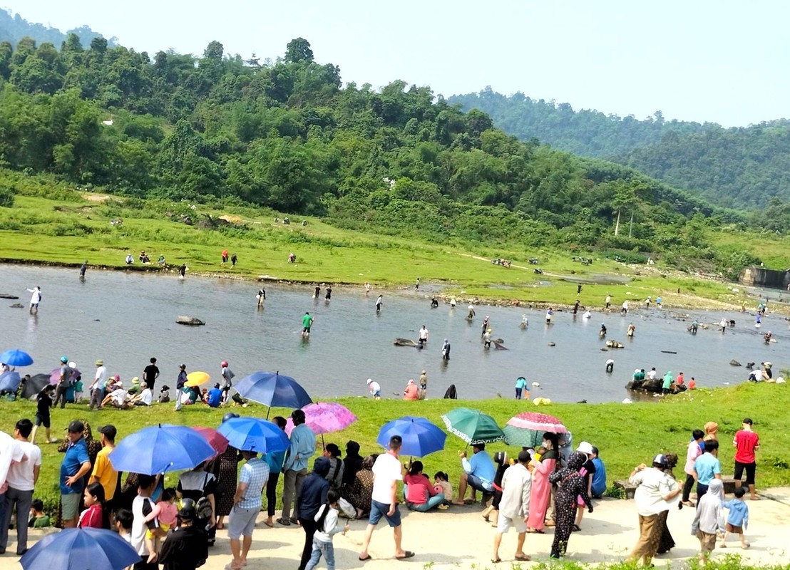 Ca nghin nguoi mang chai luoi ra song thi bat ca-Hinh-2