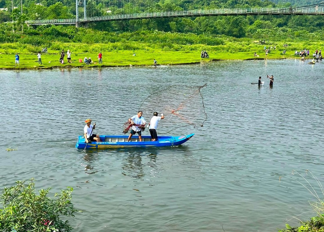 View - 	Cả nghìn người mang chài lưới ra sông thi bắt cá