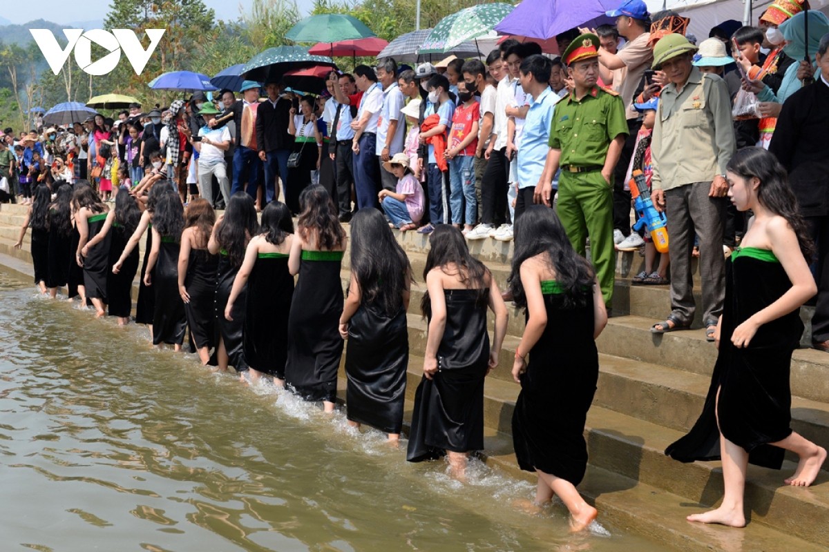 Ngam thieu nu Thai trang trong nghi thuc goi dau-Hinh-6