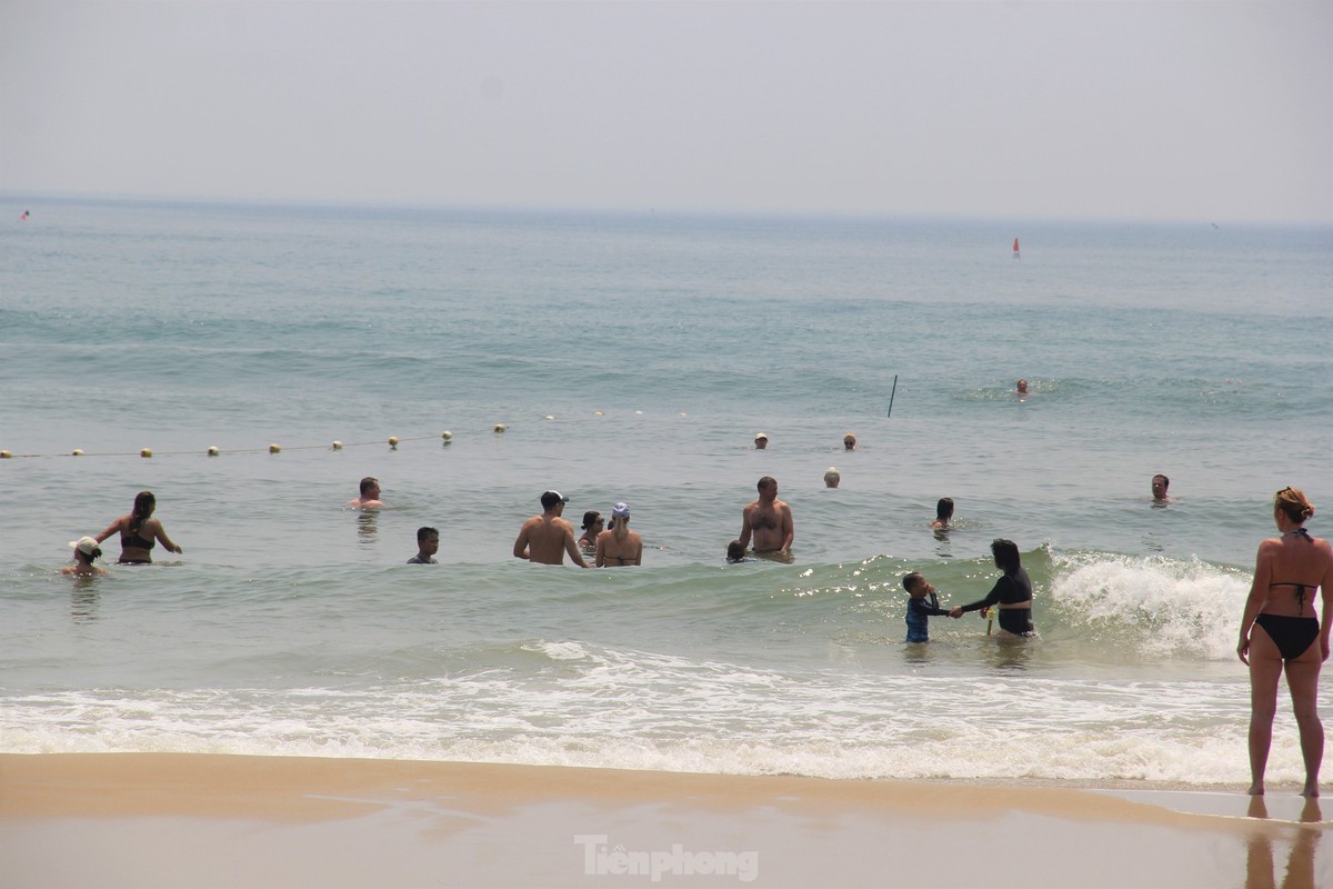 Troi Da Nang nhu do lua, khach nuoc ngoai thich thu phoi nang giua trua-Hinh-11