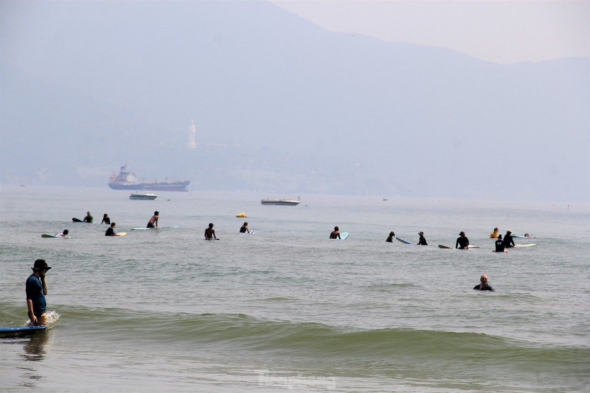 Troi Da Nang nhu do lua, khach nuoc ngoai thich thu phoi nang giua trua-Hinh-7