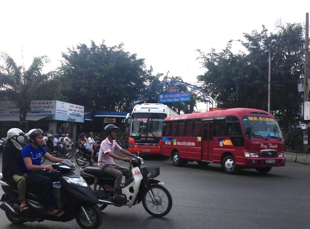 Dong nguoi do ve ben xe, roi thanh pho-Hinh-14