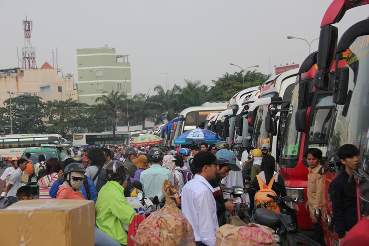 Dong nguoi do ve ben xe, roi thanh pho