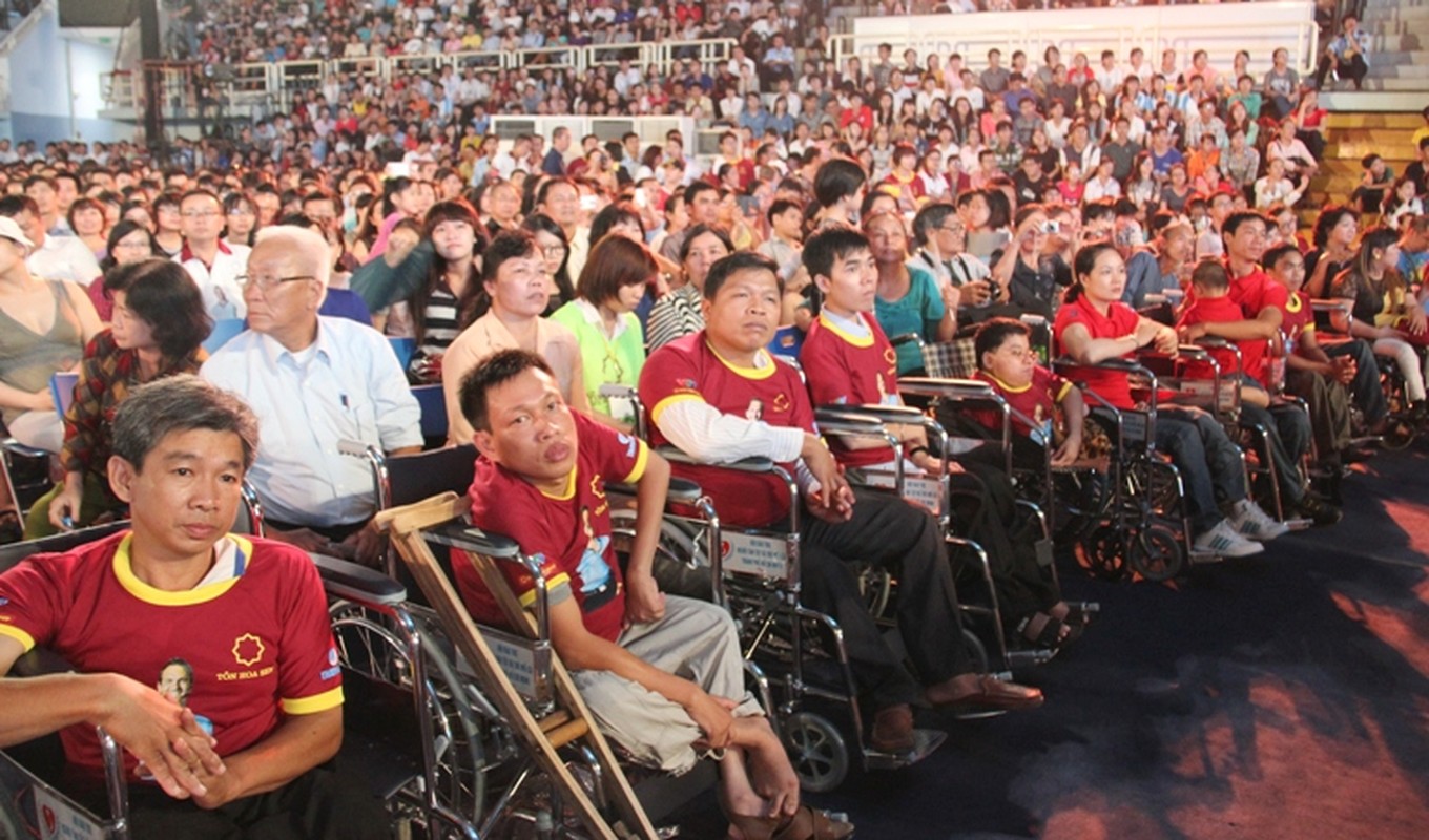 Nick Vujicic kham phuc nhung tam guong nghi luc Viet Nam-Hinh-2