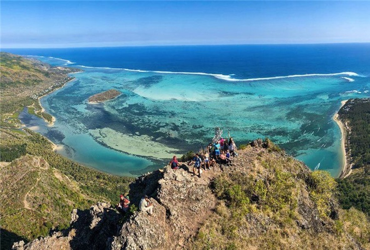 Man nhan ngam nhin ngon thac duoi day bien o Mauritius-Hinh-6