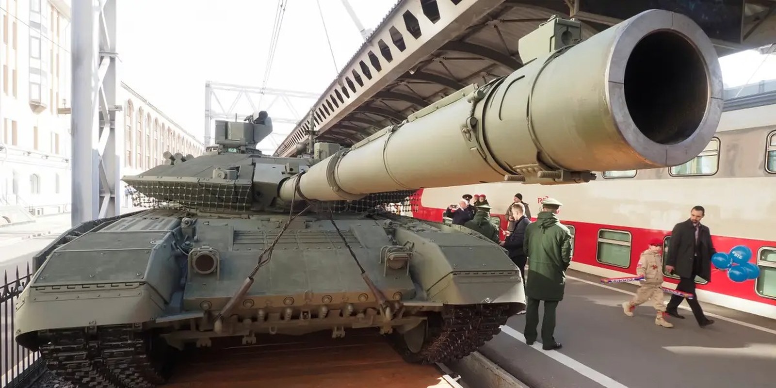 Nong: Nga gui them 200 xe tang T-90M cuc hien dai toi Ukraine-Hinh-3