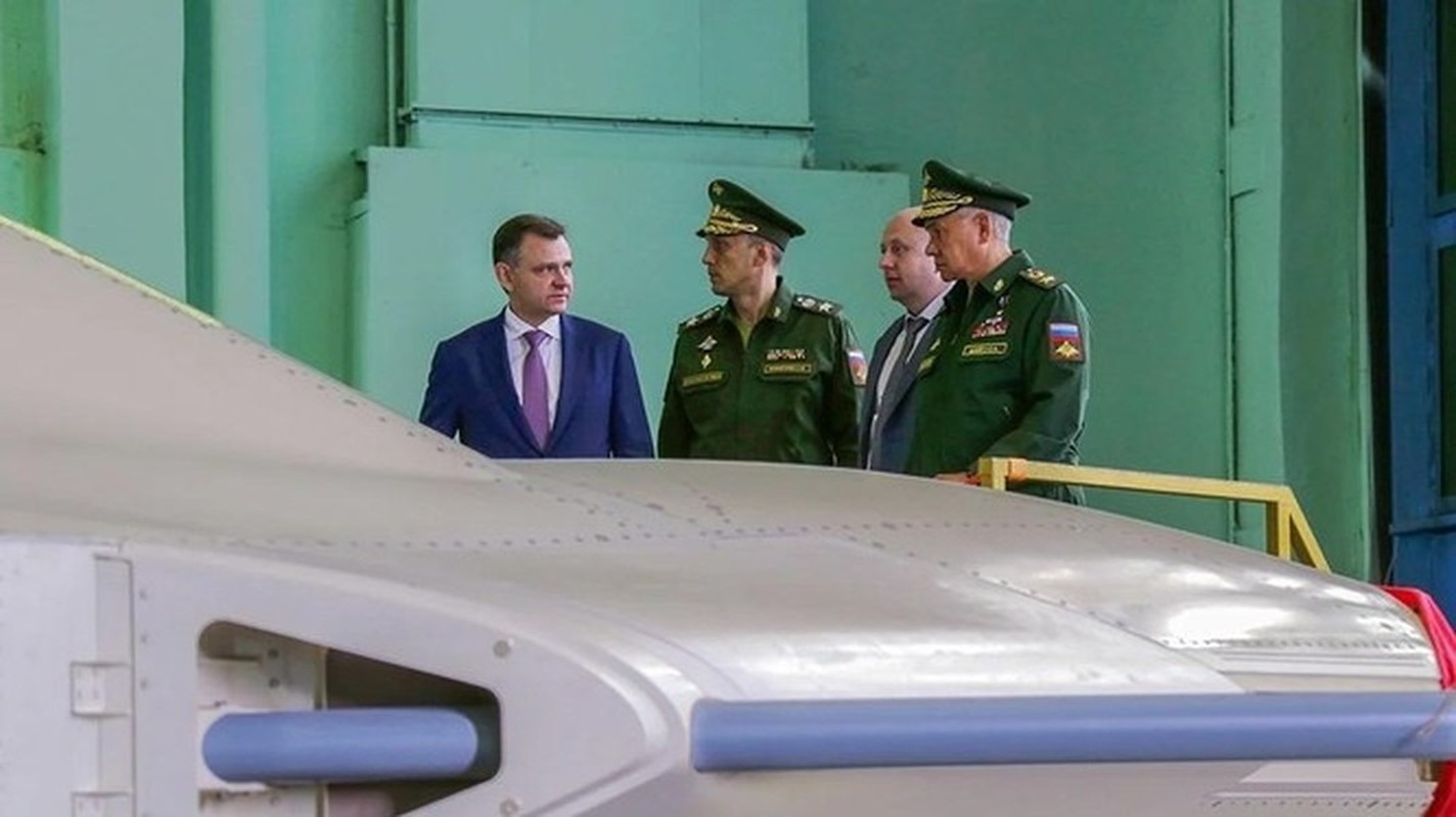 UAV tang hinh S-70 Okhotnik cua Nga tao ra 'thach thuc nghiem trong' doi voi My?-Hinh-3