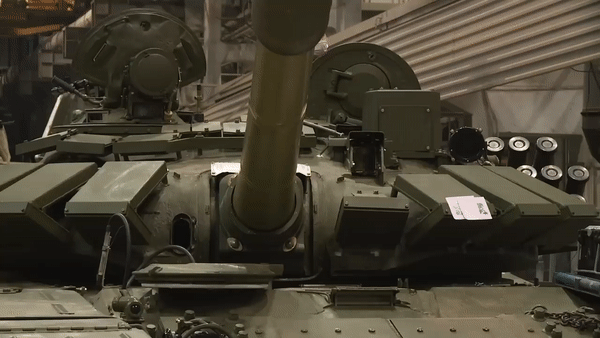 Xe tang T-72B3 Nga song sot than ky sau khi trung lien tiep hai ten lua-Hinh-10