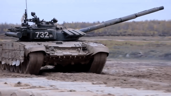 Xe tang T-72B3 Nga song sot than ky sau khi trung lien tiep hai ten lua-Hinh-11