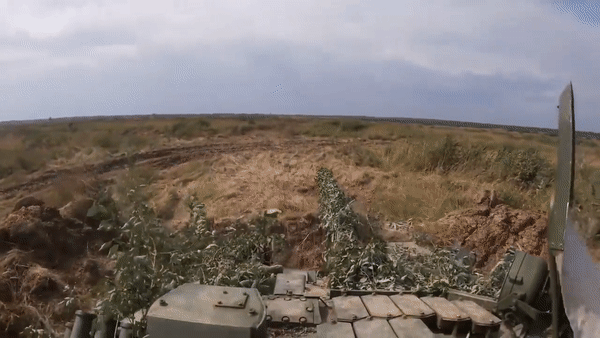 Xe tang T-72B3 Nga song sot than ky sau khi trung lien tiep hai ten lua-Hinh-16