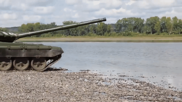 Xe tang T-72B3 Nga song sot than ky sau khi trung lien tiep hai ten lua-Hinh-22
