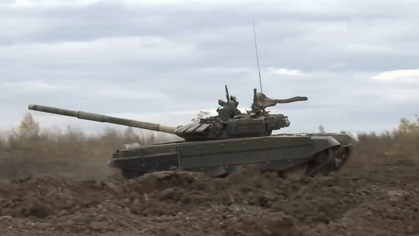 Xe tang T-72B3 Nga song sot than ky sau khi trung lien tiep hai ten lua-Hinh-23