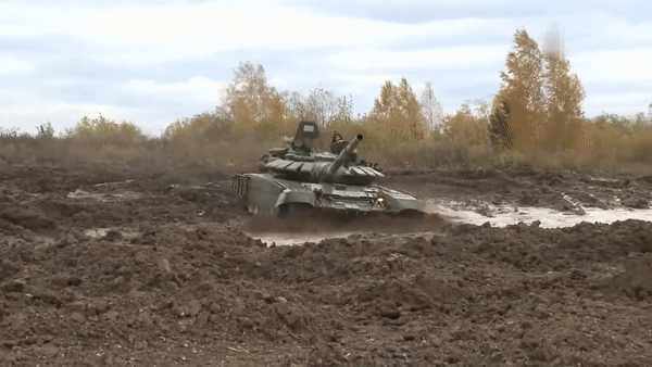 Xe tang T-72B3 Nga song sot than ky sau khi trung lien tiep hai ten lua-Hinh-24