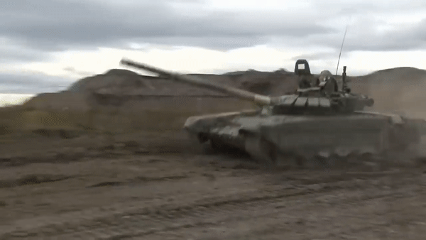 Xe tang T-72B3 Nga song sot than ky sau khi trung lien tiep hai ten lua-Hinh-26