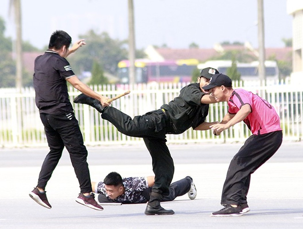 Xem Canh sat Co dong Ha Noi dung dan cay, gay Tonfa chong bao dong-Hinh-13