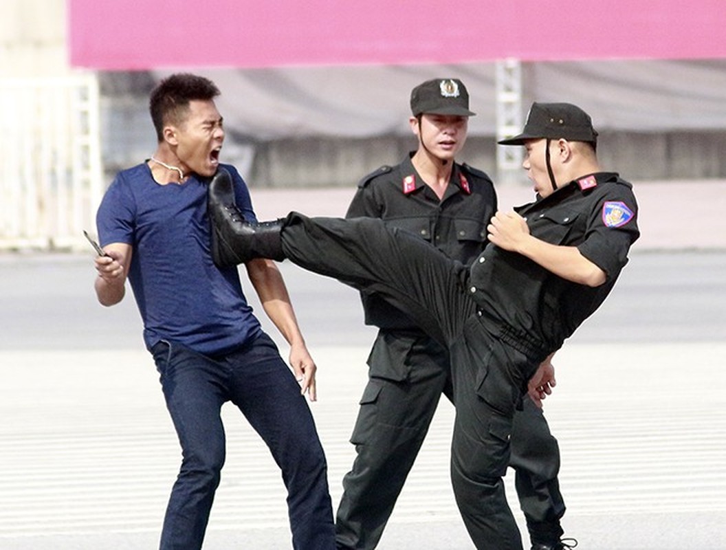 Xem Canh sat Co dong Ha Noi dung dan cay, gay Tonfa chong bao dong-Hinh-15