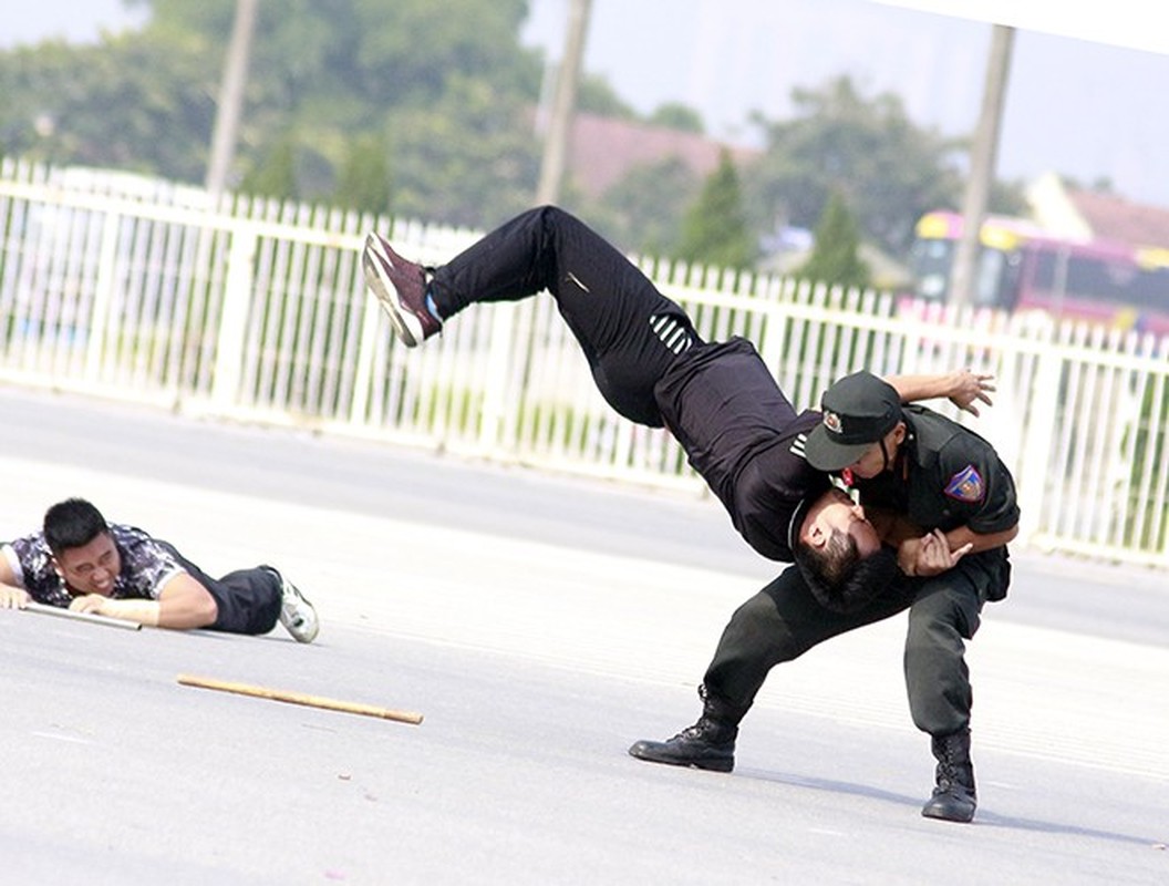 Xem Canh sat Co dong Ha Noi dung dan cay, gay Tonfa chong bao dong-Hinh-16