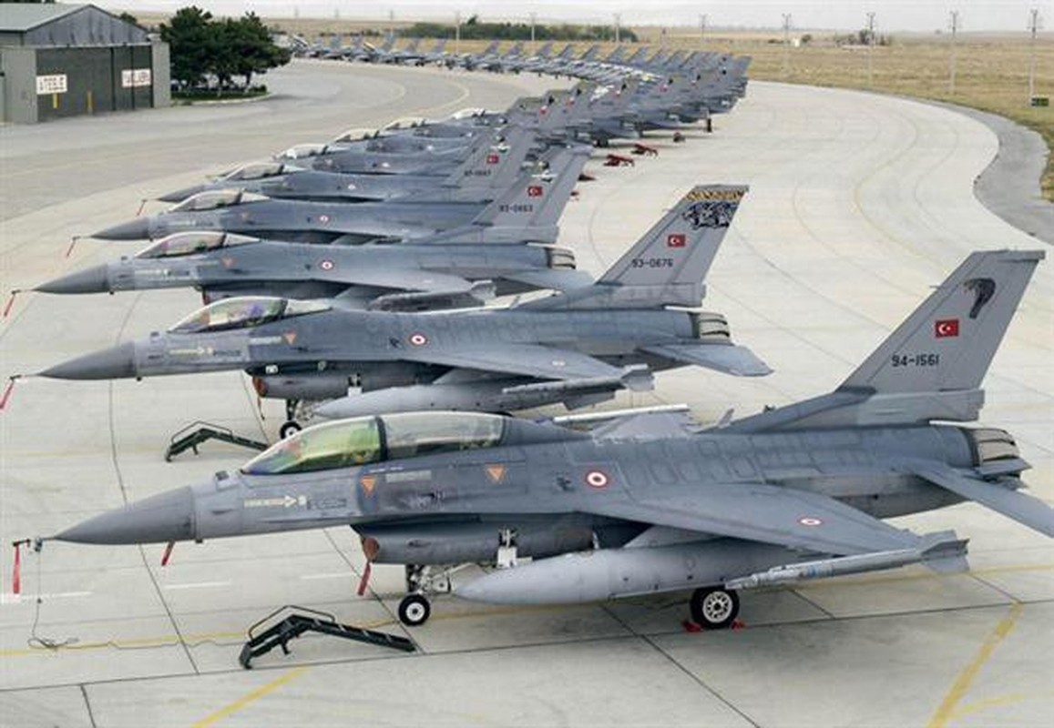 F-16 Tho Nhi Ky thao chay vi bi F15 My hay Su-35 truy duoi?