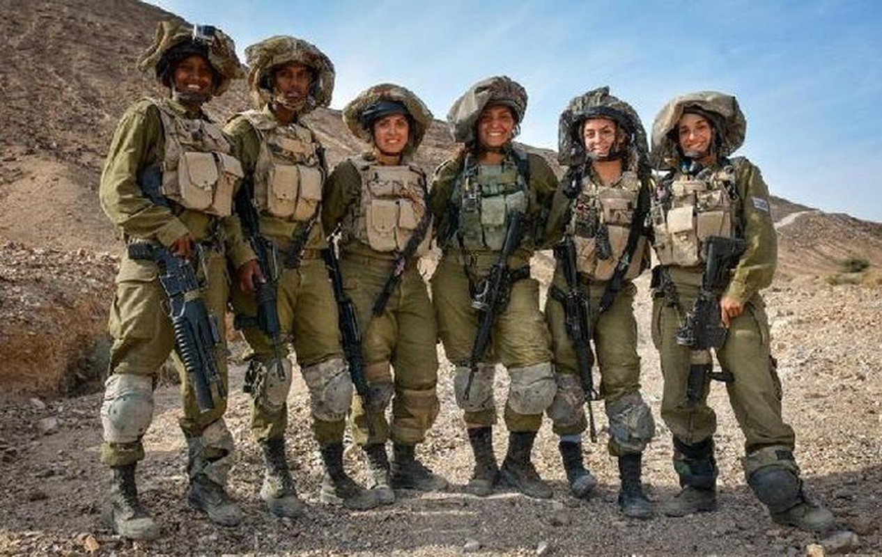 Ven man bi an ve nu ve binh Israel mang sung dien bikini mat me-Hinh-10
