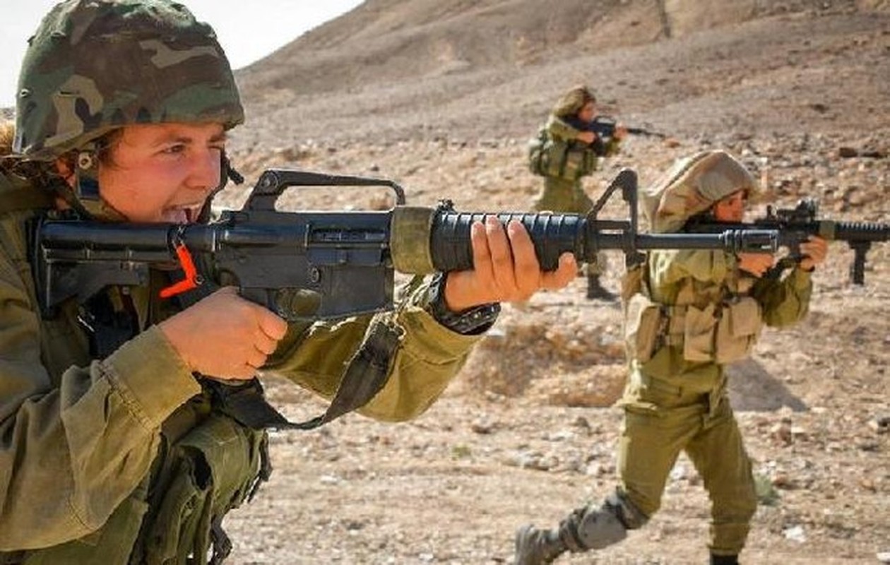 Ven man bi an ve nu ve binh Israel mang sung dien bikini mat me-Hinh-9