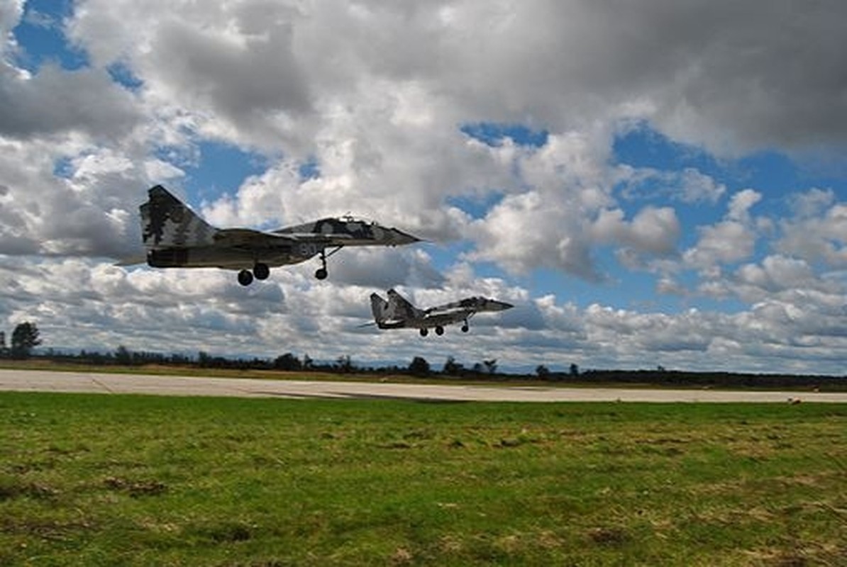 Khong quan Ukraine nhan lo tiem kich MiG-29 chuan NATO dau tien-Hinh-7