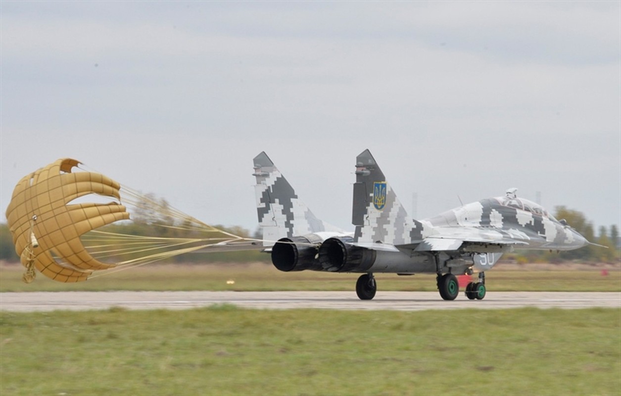 Khong quan Ukraine nhan lo tiem kich MiG-29 chuan NATO dau tien-Hinh-8