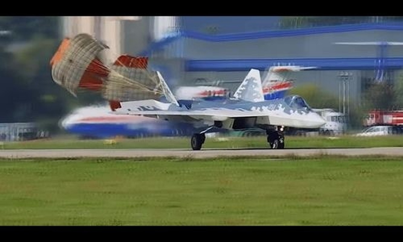 Hoan thien dong co kem, Su-57 Nga van chua thoat khoi cai bong Su-35-Hinh-2