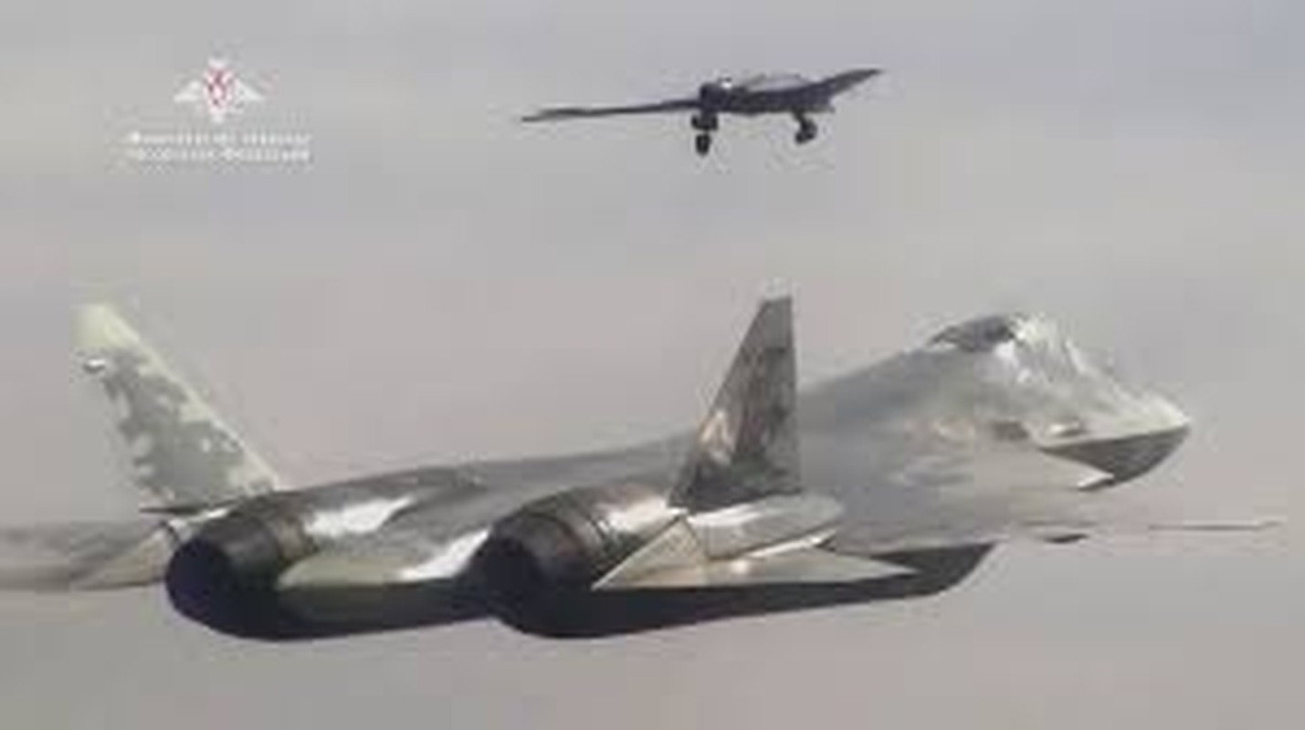 Hoan thien dong co kem, Su-57 Nga van chua thoat khoi cai bong Su-35-Hinh-4