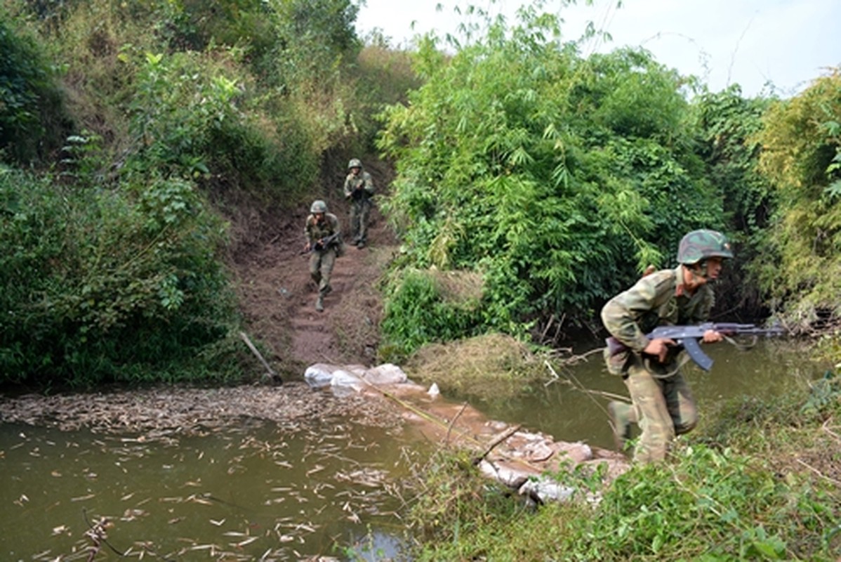 Phao phan luc BM-21 Trung doan 141 khai hoa danh dich do bo duong khong-Hinh-6