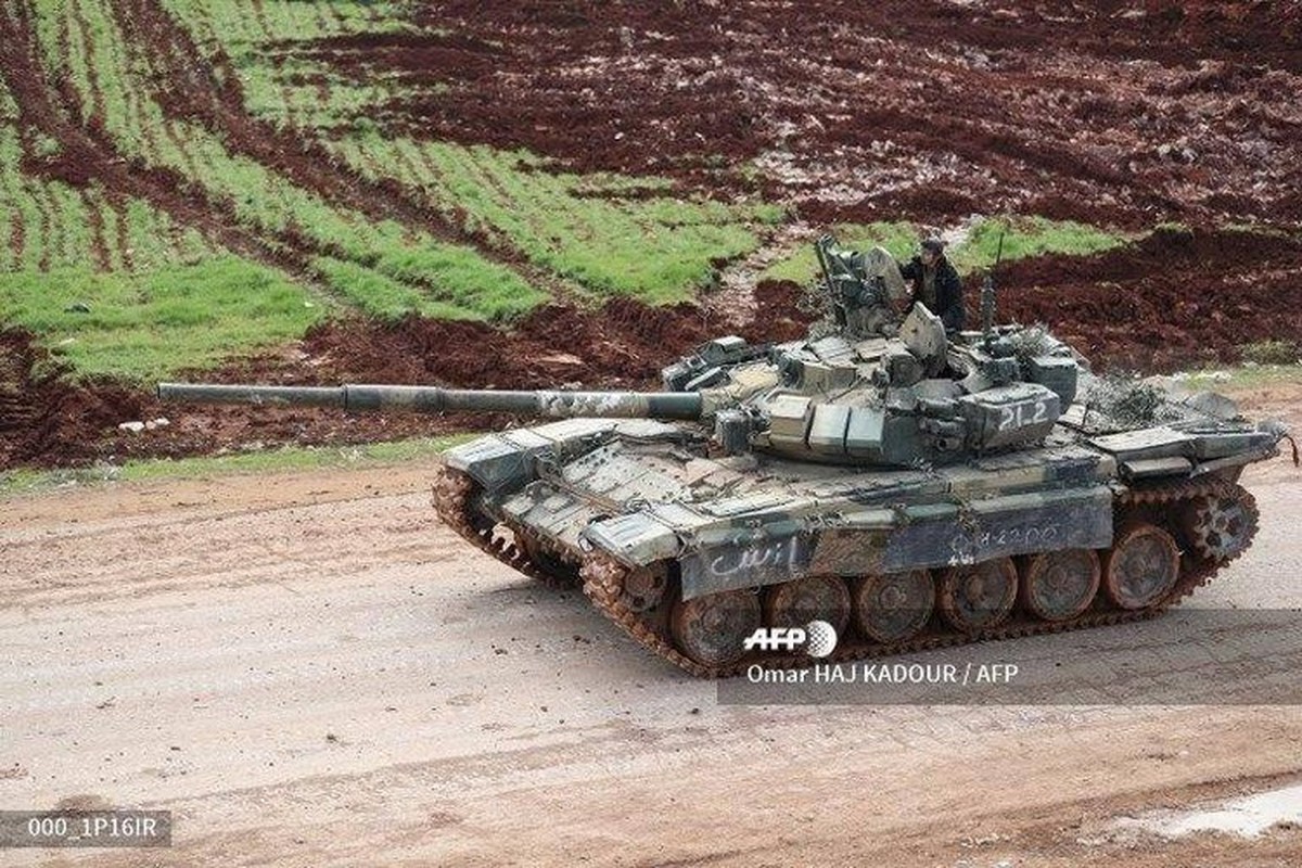 Phien quan khoi phuc xe tang T-90 chien loi pham, ha them nhieu truc thang Syria-Hinh-8