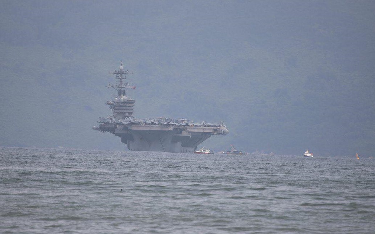 Can canh sieu hang khong mau ham USS Theodore Roosevelt neo tai Da Nang-Hinh-10