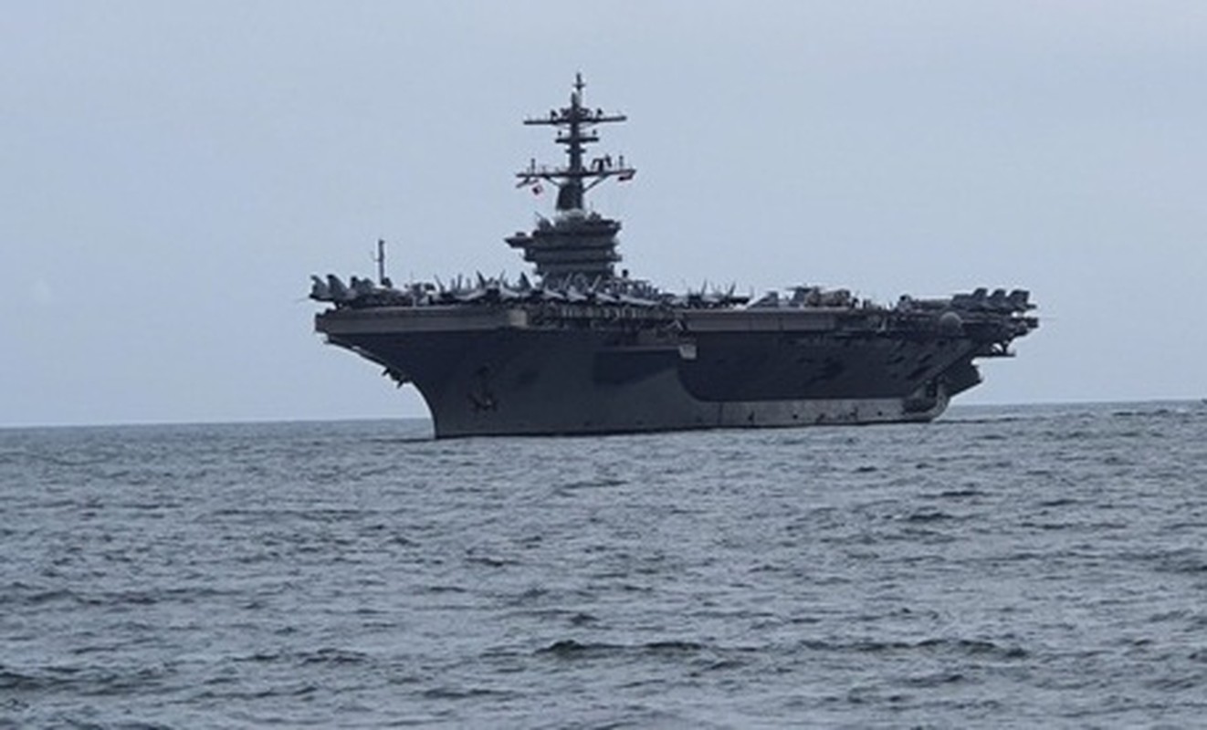 Can canh sieu hang khong mau ham USS Theodore Roosevelt neo tai Da Nang-Hinh-8