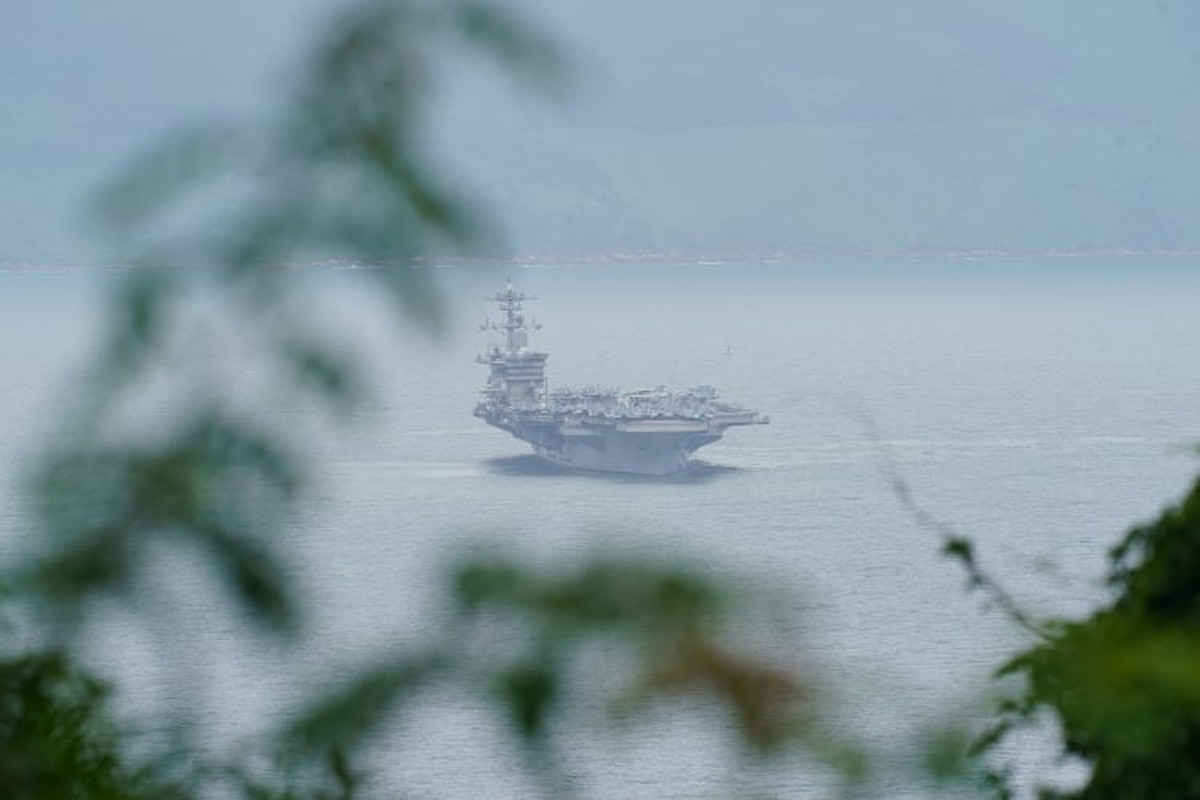 Can canh sieu hang khong mau ham USS Theodore Roosevelt neo tai Da Nang