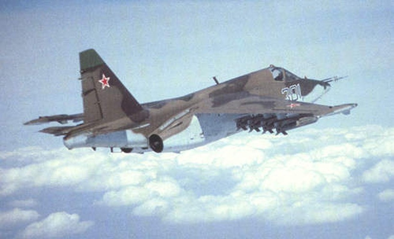 Su-25 nang cap phong ten lua 9A4172 Vikhr pha huy Tu-160 tren khong-Hinh-2