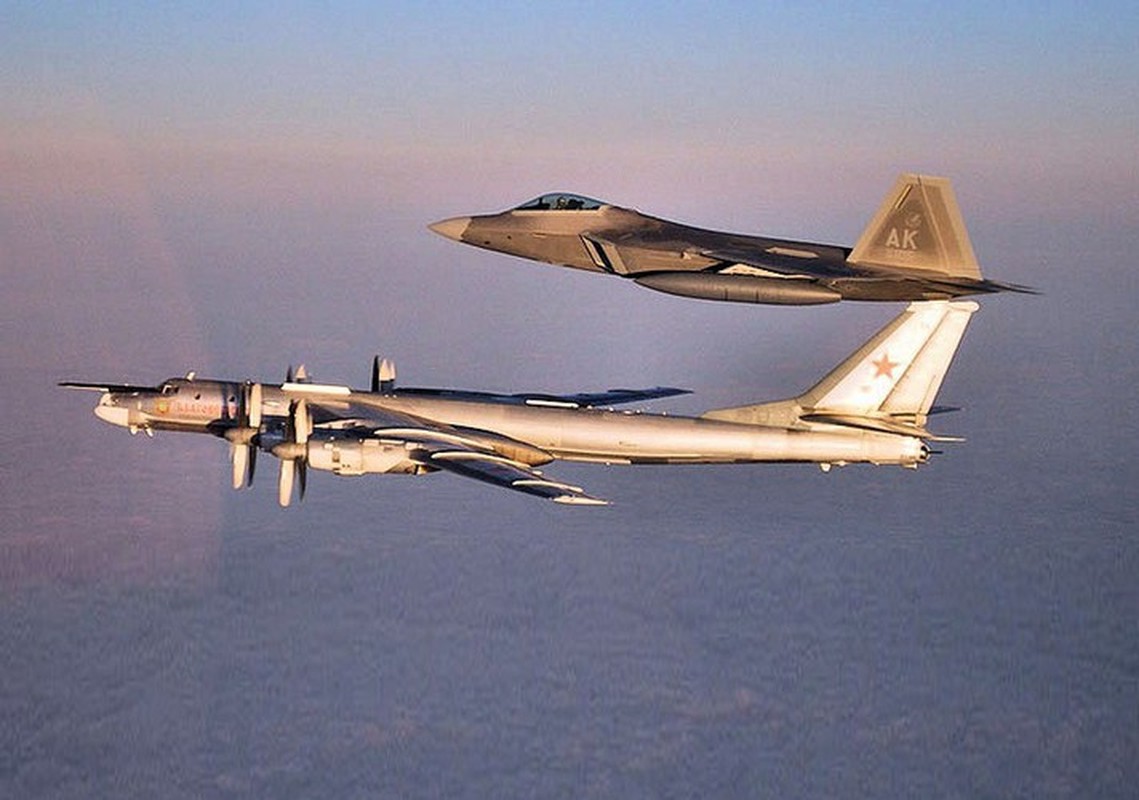May bay Tu-95 Nga gia coi van du suc khien NATO giat minh lo so-Hinh-10