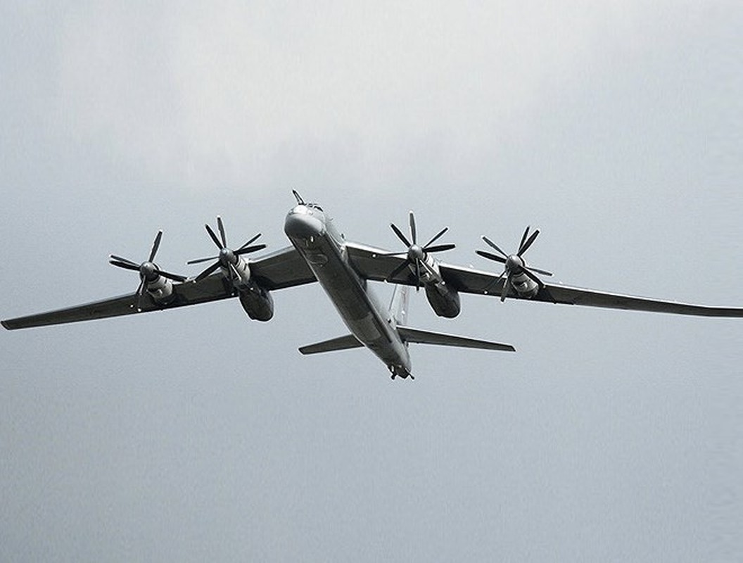 May bay Tu-95 Nga gia coi van du suc khien NATO giat minh lo so-Hinh-19