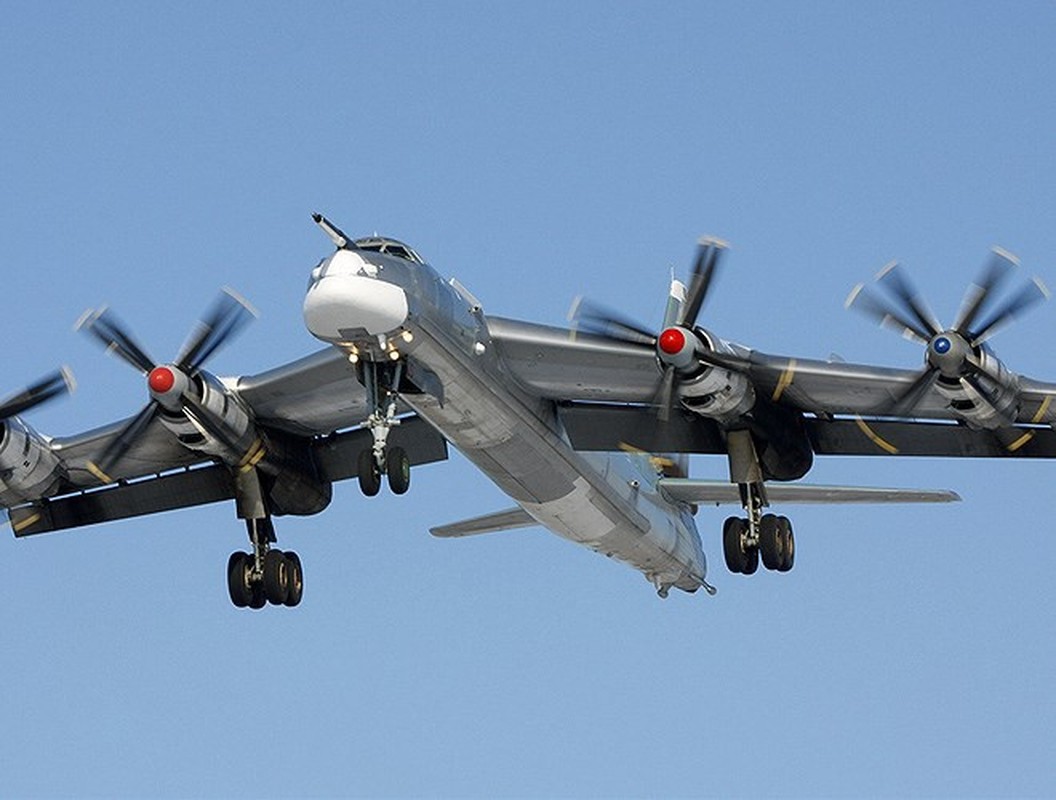 May bay Tu-95 Nga gia coi van du suc khien NATO giat minh lo so-Hinh-20