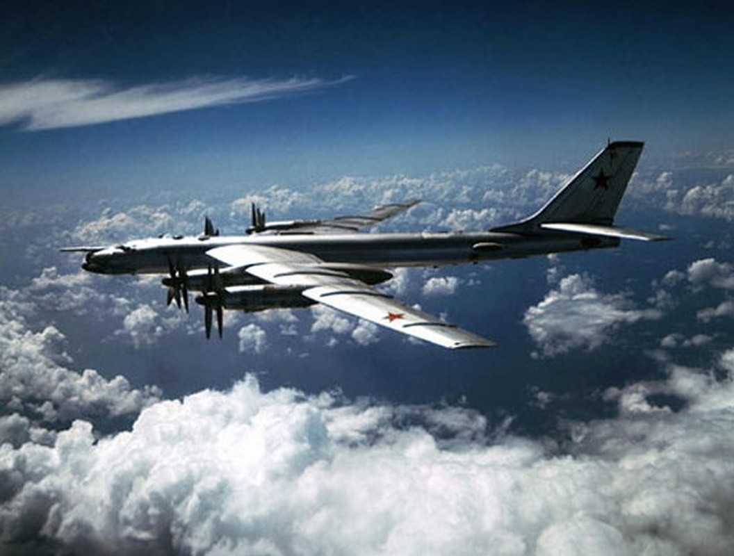 May bay Tu-95 Nga gia coi van du suc khien NATO giat minh lo so-Hinh-21