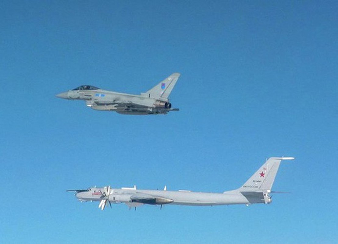 May bay Tu-95 Nga gia coi van du suc khien NATO giat minh lo so-Hinh-3