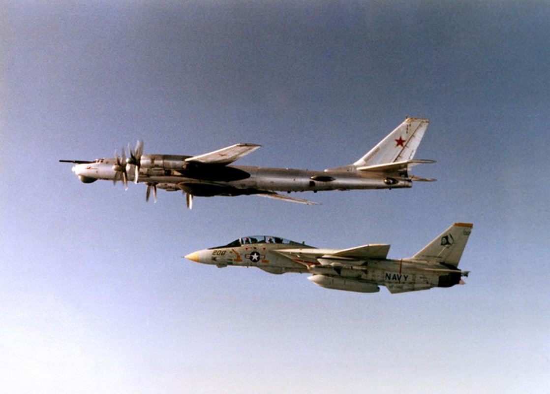 May bay Tu-95 Nga gia coi van du suc khien NATO giat minh lo so-Hinh-4