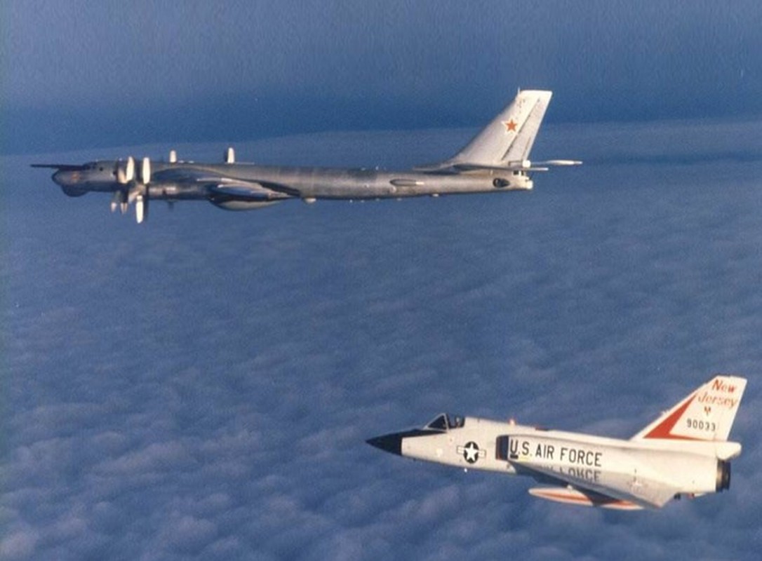 May bay Tu-95 Nga gia coi van du suc khien NATO giat minh lo so-Hinh-6