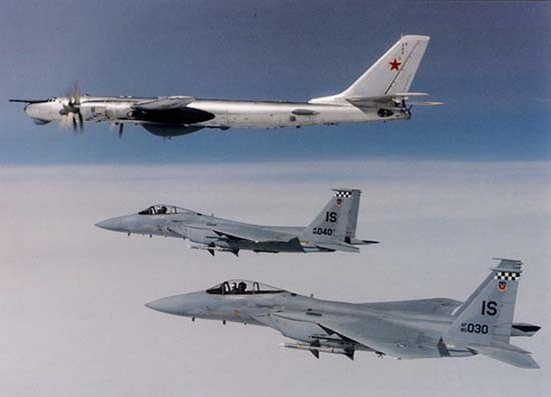 May bay Tu-95 Nga gia coi van du suc khien NATO giat minh lo so-Hinh-8