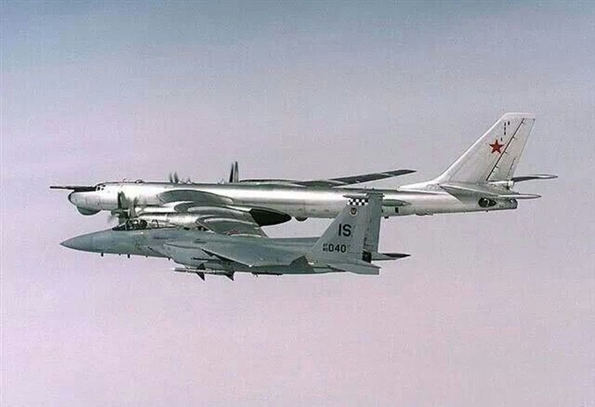 May bay Tu-95 Nga gia coi van du suc khien NATO giat minh lo so-Hinh-9