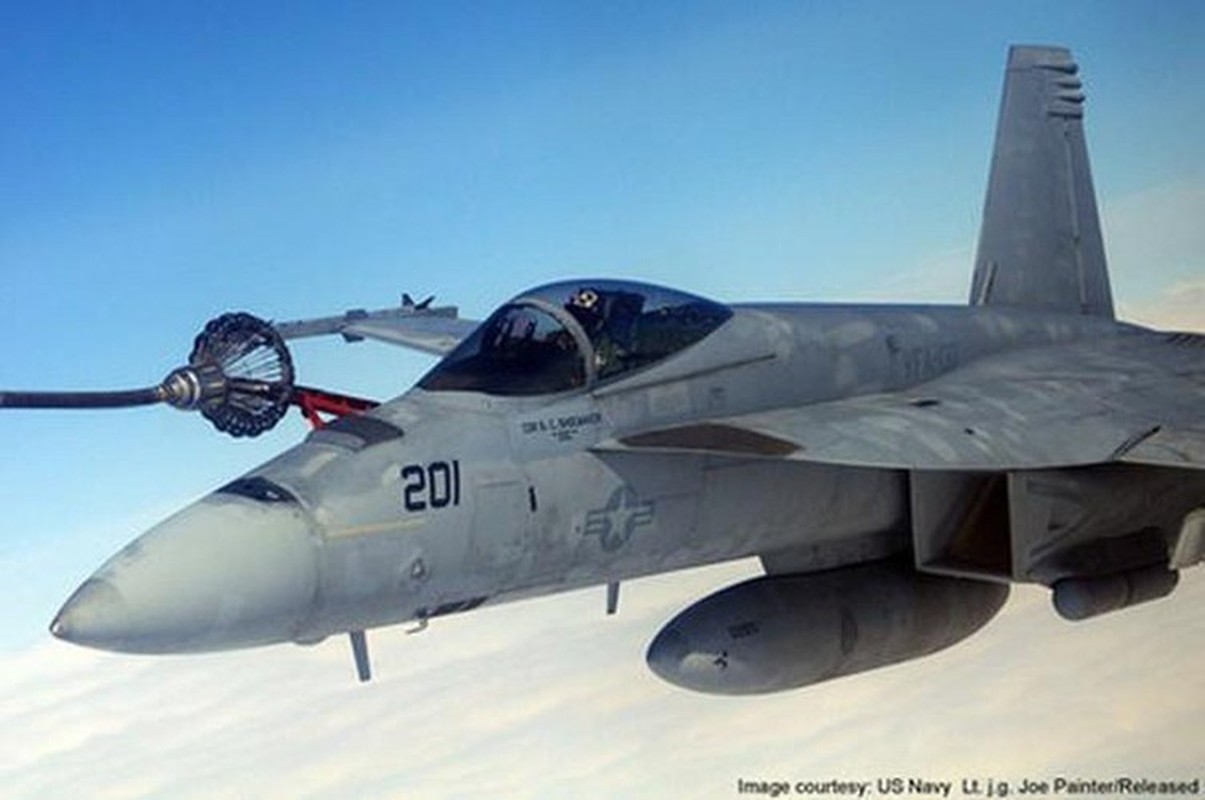 Iran suyt ban ha tiem kich ham F/A-18, Hai quan My lap tuc dan mat!-Hinh-3