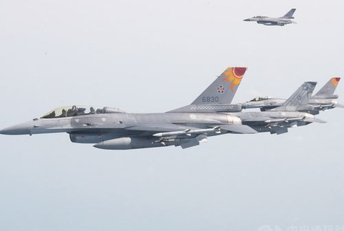 Phi doi F-16V Dai Loan bat ngo tap tran chong lai cuoc tan cong tu Trung Quoc