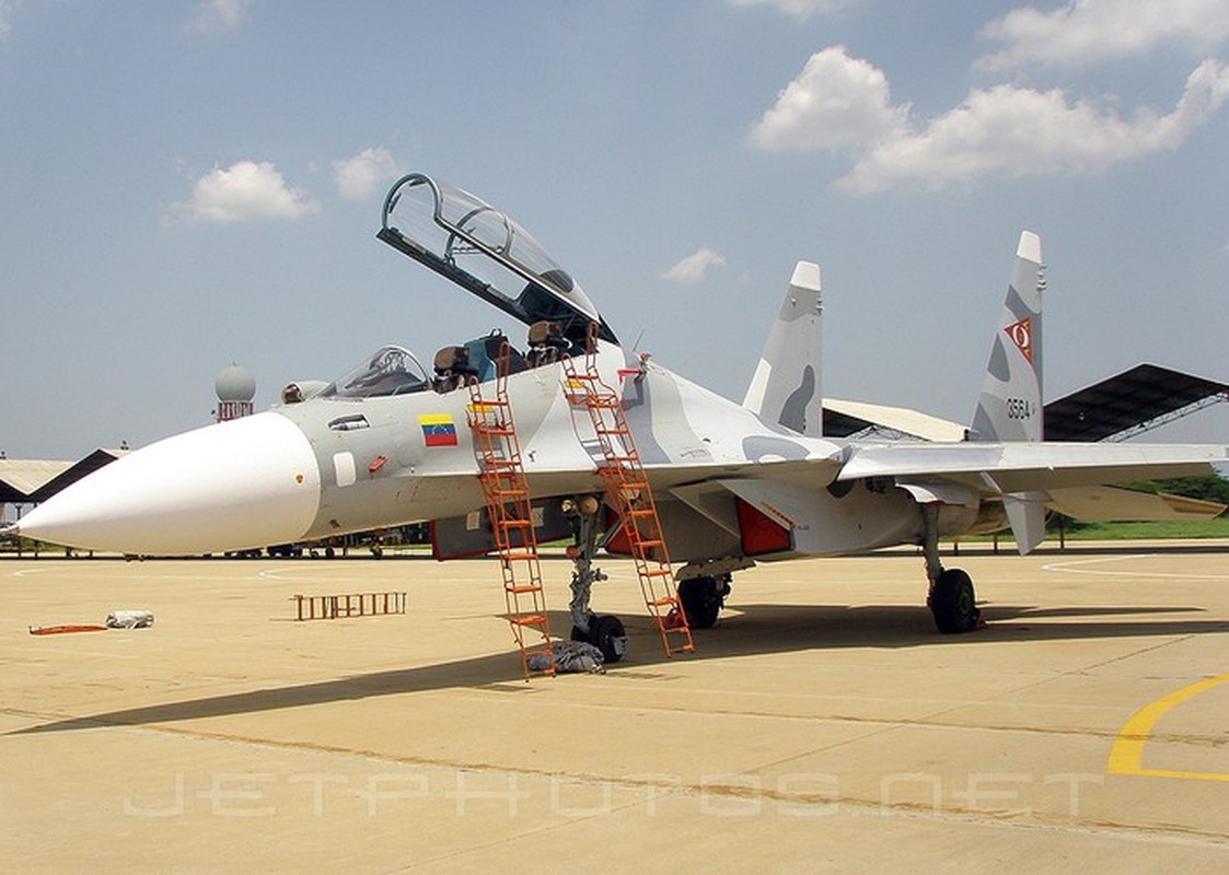 Tiem kich Su-30MK2 Venezuela mot minh danh chan hai may bay My-Hinh-3